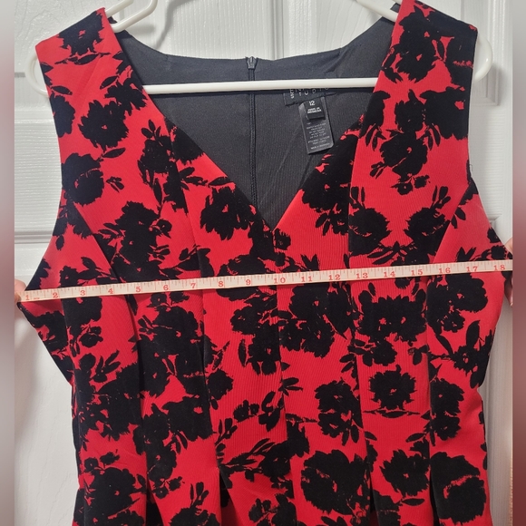 Beautiful red dress - Picture 2 of 4